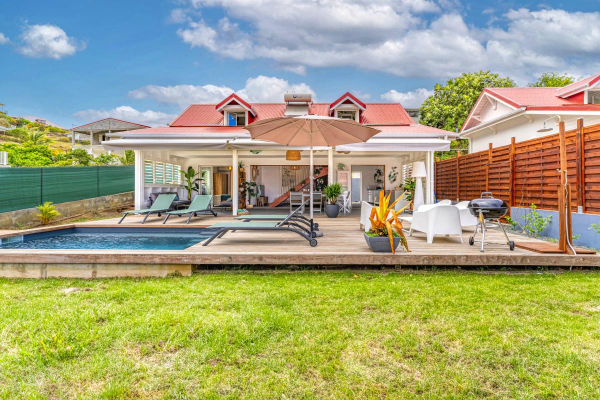 2.A louer villa avec piscine et Terre de haut Les Saintes